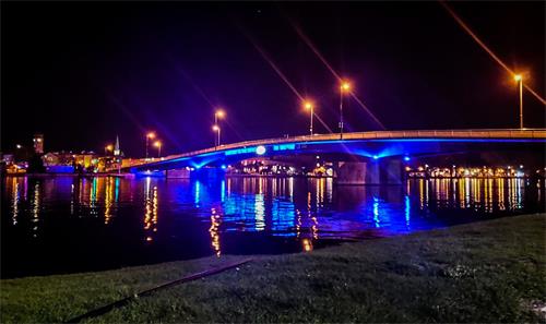图13：昆特西（Quinte West ）市在bridge on the bridge street大桥上亮起了蓝色彩灯，庆祝法轮大法传世30周年。