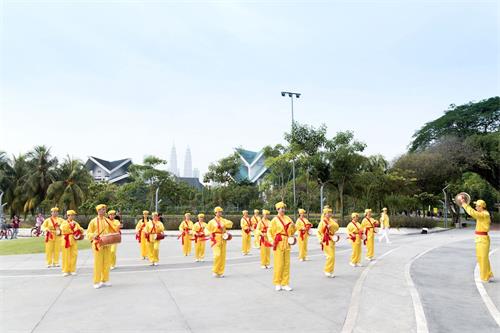'图6：马来西亚法轮功学员在吉隆坡著名的休闲公园——蒂蒂旺沙湖滨公园广场，举行法轮大法洪传30周年庆祝活动，图为腰鼓队。'