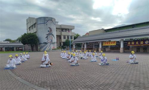 '图1：台湾花莲部份法轮功学员在黄昏市场附近广场前传播法轮功的真相。'