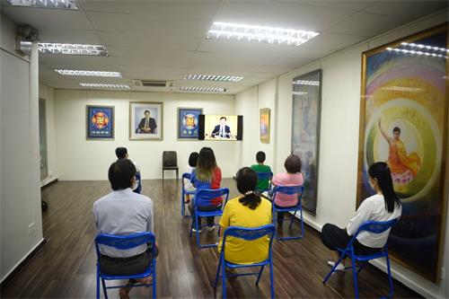 图1：新学员们观看法轮大法创始人李洪志先生的讲法录像。
