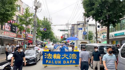 '图1～3：二零二二年六月十九日法轮功学员组成的天国乐团在韩国最大的华人城市安山市举行游行活动。'