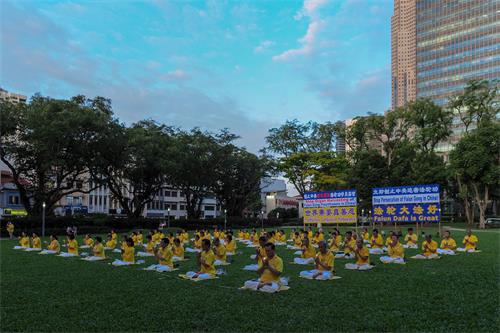 图11：夜幕降临时，学员们点亮烛光，默默悼念二十三年来为坚守正信被迫害致死的中国法轮功学员。