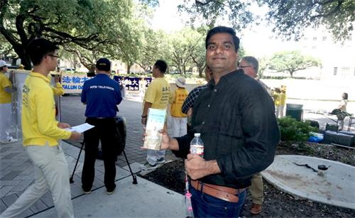 图10: 7月20日（周三），Sreekanth Nagapanti参加休斯顿法轮功学员在市政府大厦前举行的集会。