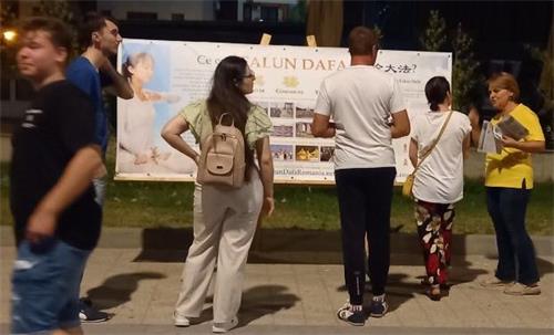 图8：二零二二年八月十二日，法轮功学员在玛玛亚（Mamaia）海滨度假区举办弘法讲真相活动。向游客讲述法轮功的真相。