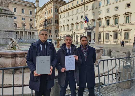 意大利学员递交签名表吁制止中共迫害