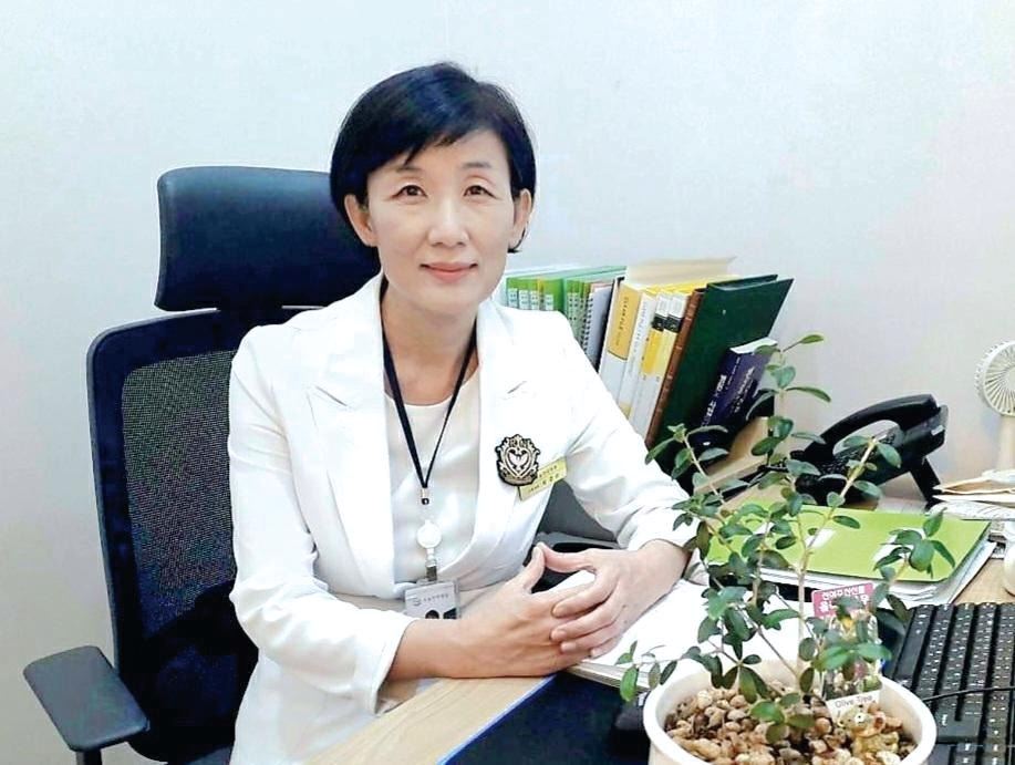 '图1：法轮功学员崔景顺是一家韩医院的护理主任，通过修炼法轮大法，她表示找到了自己的人生方向。'
