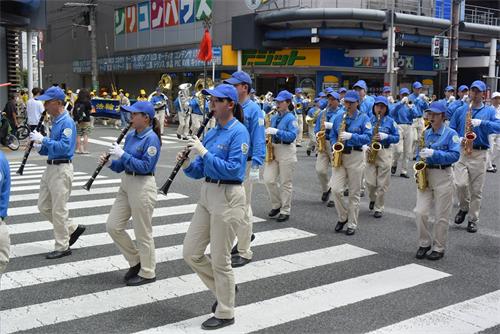 '图2：在大阪市内行进的天国乐团'