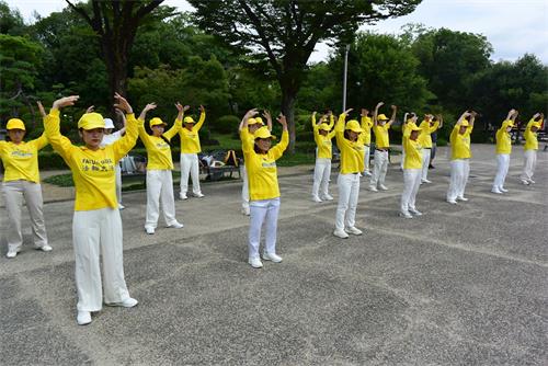 '图5～6：法轮功学员在大阪城公园的天守阁下集体炼功'
