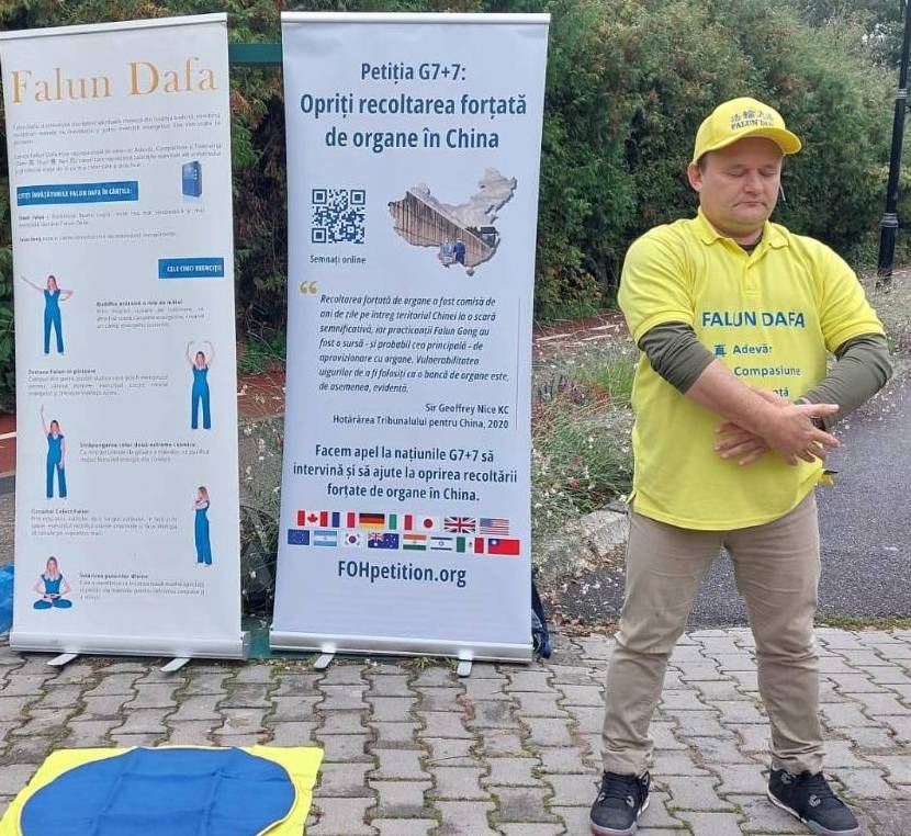 '图3:二零二五年十月三日,一位法轮功学员在特尔古穆列什演示法轮大法功法。'