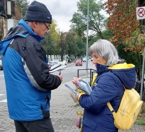 '图5:二零二五年十月三日,在特尔古穆列什,法轮功学员与路人交谈,唤起人们关注中共跨国镇压。'