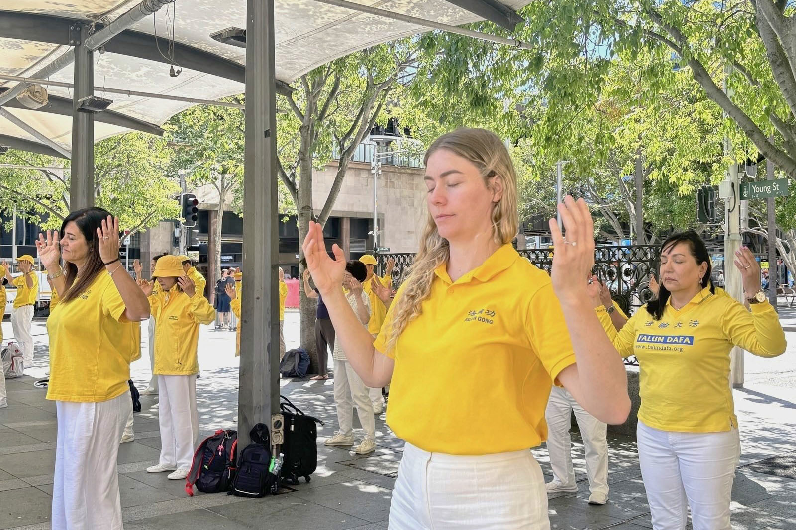 图1~6:二零二五年十月十一日,法轮功学员在悉尼海关大楼广场旁举行了集体炼功和讲真相活动。