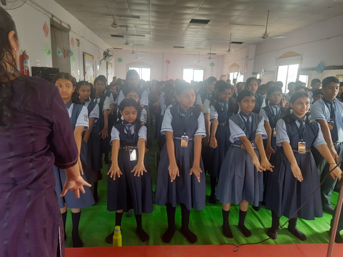 '图1:印度那格浦而市学者学校( School of Scholars )的学生们模仿着法轮功学员的动作学炼法轮功。'