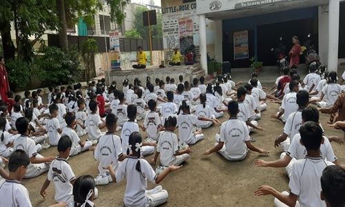 '图2:小玫瑰修道院( Little Rose Convent )的学生们安静地打坐,表情平静专注。'