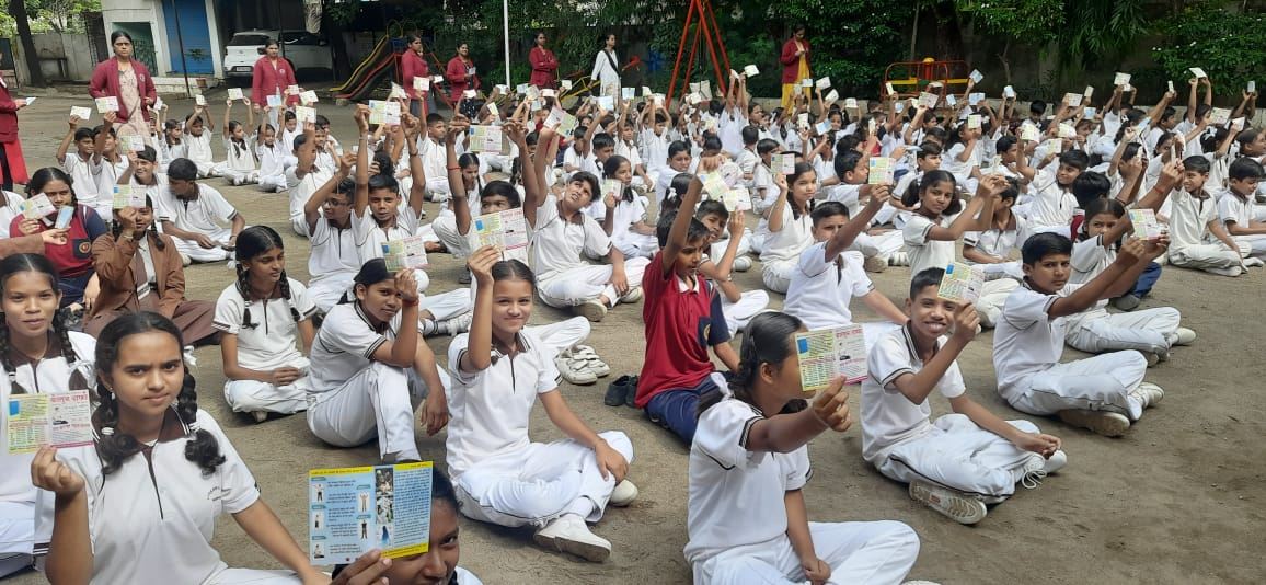 '图3:学生们高兴地手举法轮功传单,脸上洋溢着喜悦。'