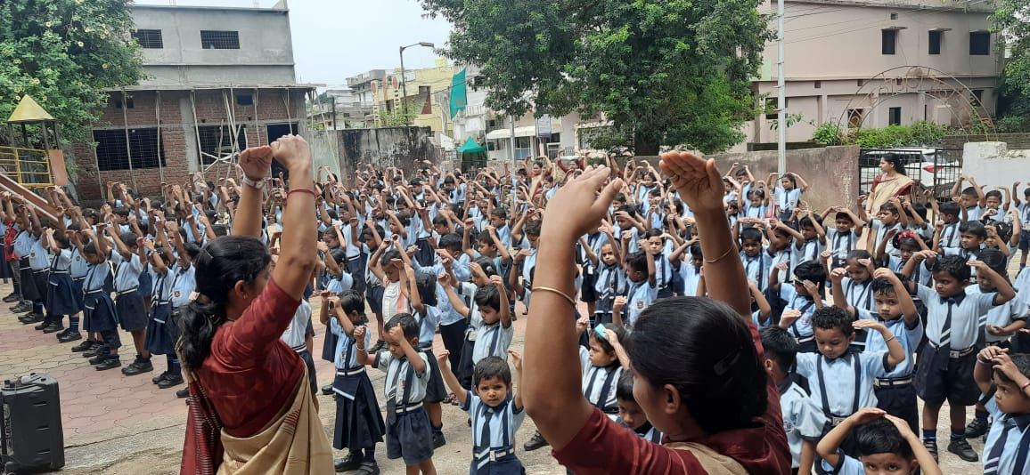 '图4:瓦因甘加中学与初级学院( Vainganga school and junior college )的师生们学炼法轮功第二套功法—法轮桩法。'