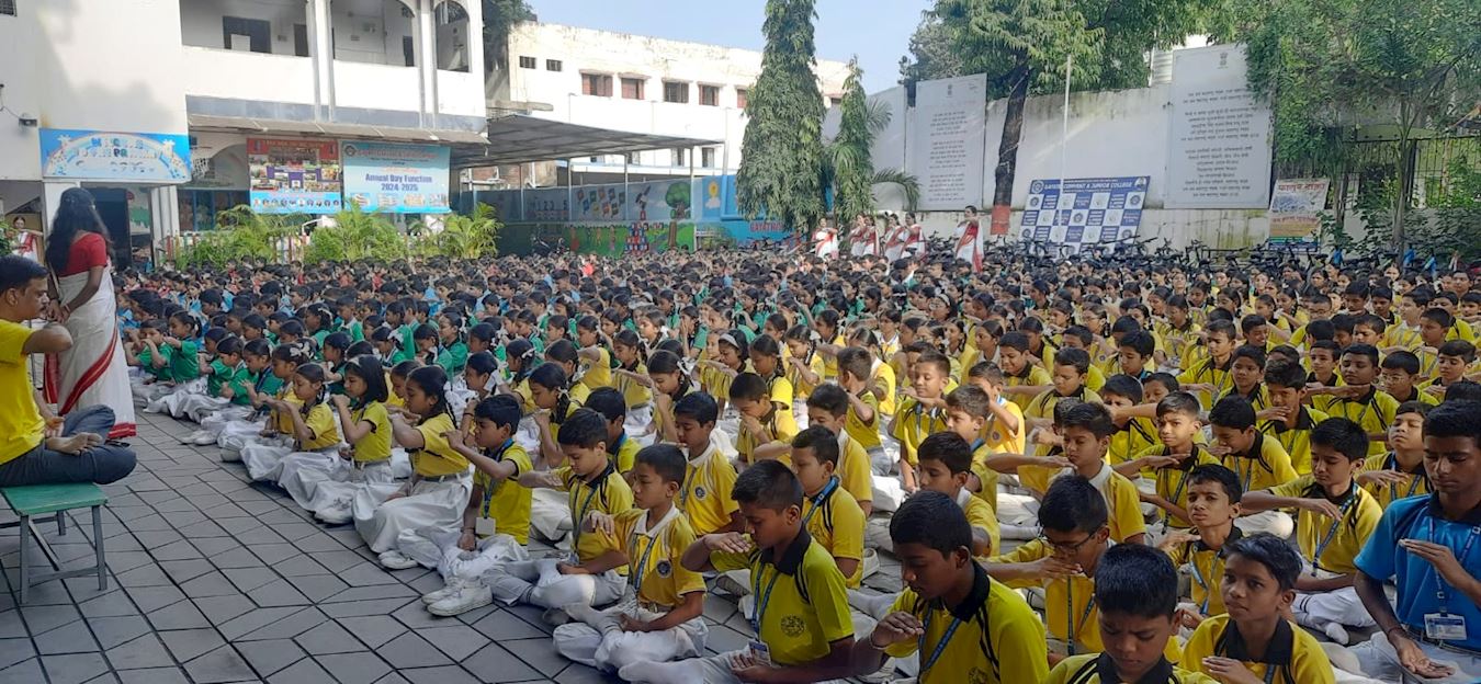 '图5:盖雅特丽修道院( Gayatri Convent )的学生们炼第五套功法。'