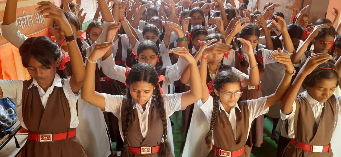 '图6:努坦莎拉斯瓦提中学( Nutan Saraswati High School )的女生炼法轮功第二套功法,面带祥和的微笑。'