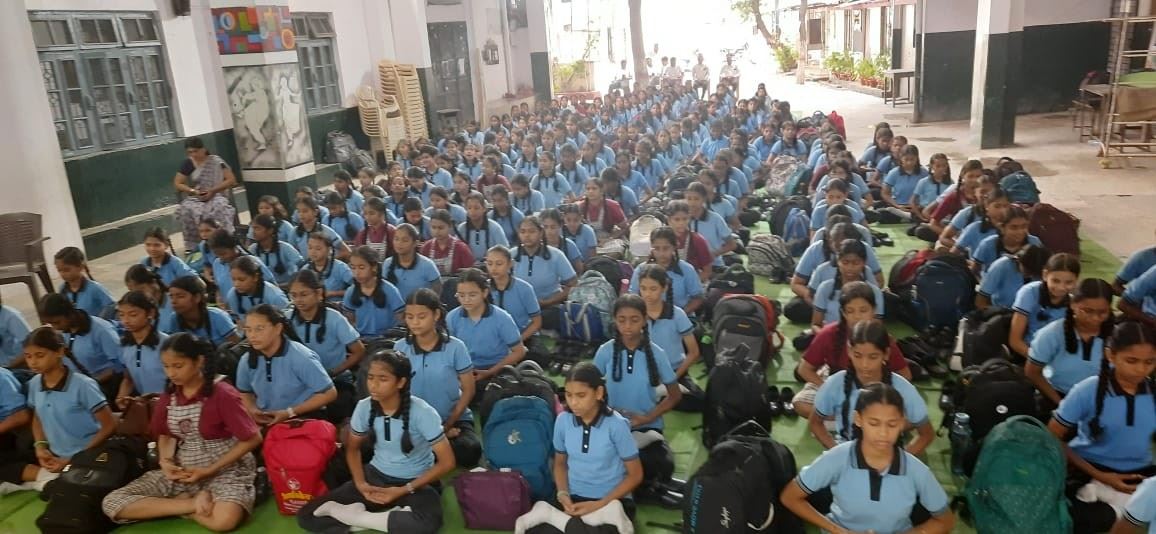 '图7:施里玛蒂·达迪拜·戴施穆克印度女子学校( Shrimati Dadibai Deshmukh Hindu Girls School )的学生们专心地打坐。'