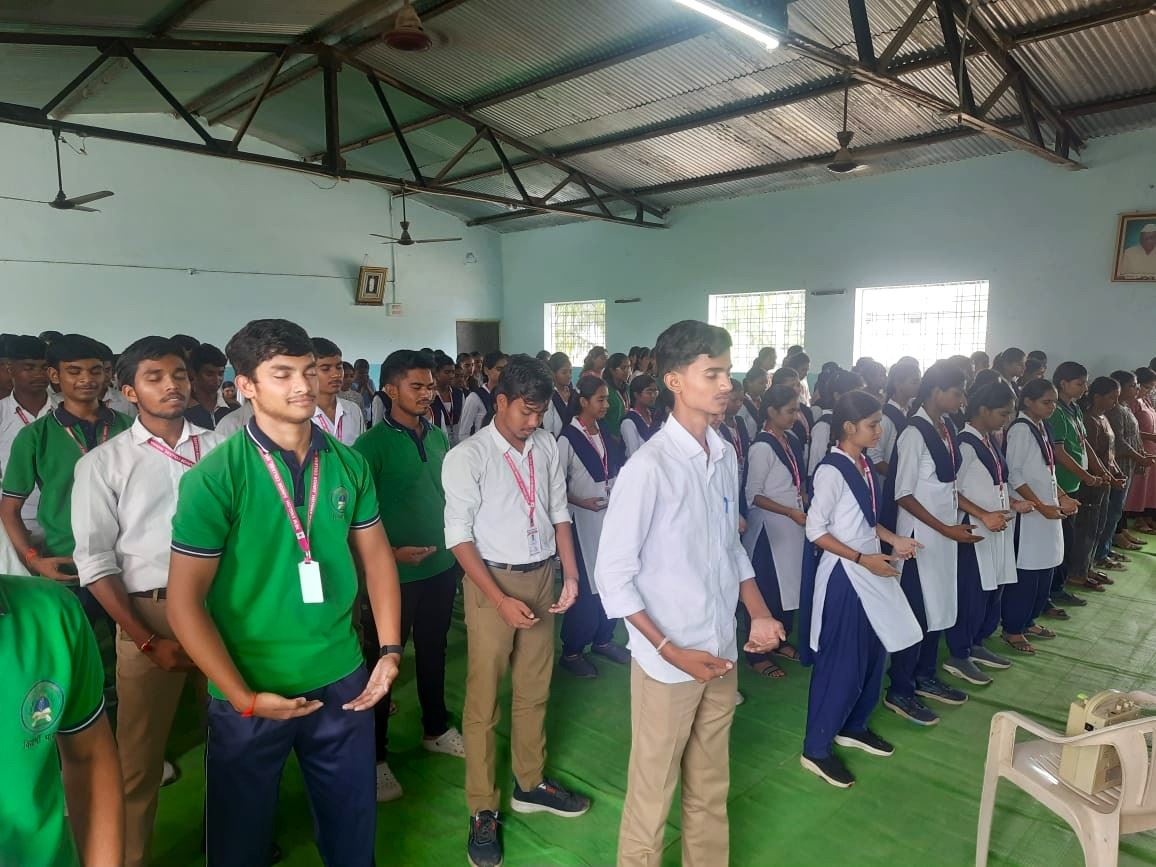 '图8:新英语初级学院( New English Junior College )的学生们学炼法轮功第二套功法—法轮桩法。'