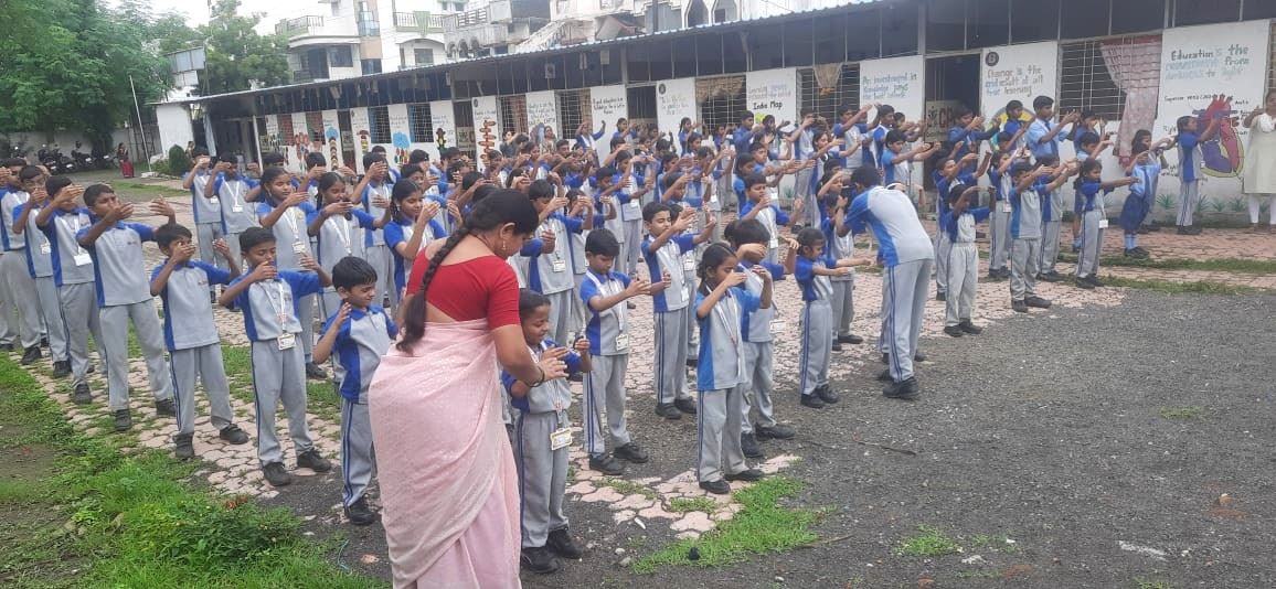 '图9:学者学校( School of Scholars )的学生们专注地学功。'