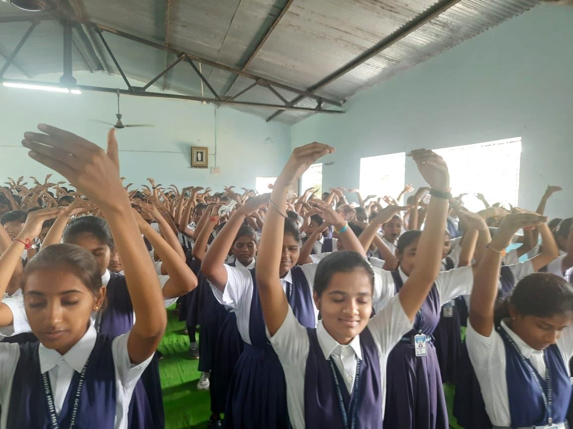 '图10:普拉蒂巴学校( Pratibha Vidyalaya )的学生们祥和地炼功。'