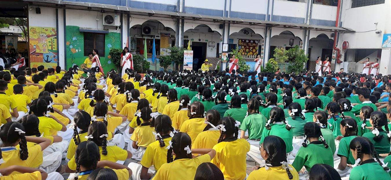 '图11:盖雅特丽高中( Gayatri high school )的学生们愉快而宁静地炼功。'