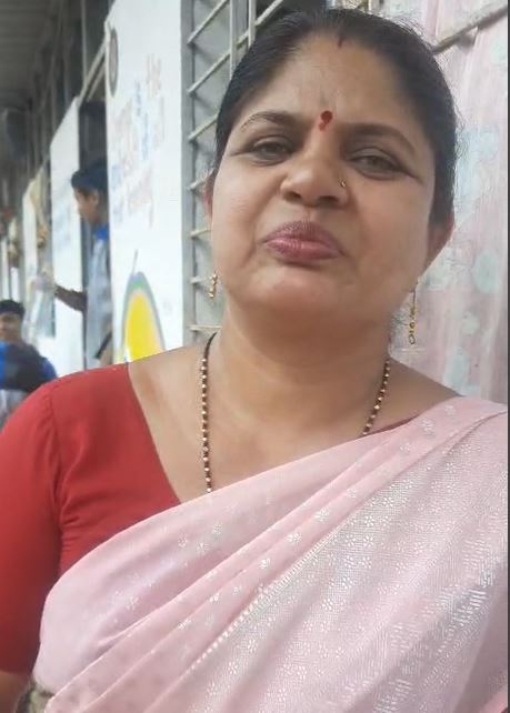 '图13:苏什玛·卡纳德说,学炼法轮功功法帮助学生获得平静,头脑清晰 。'