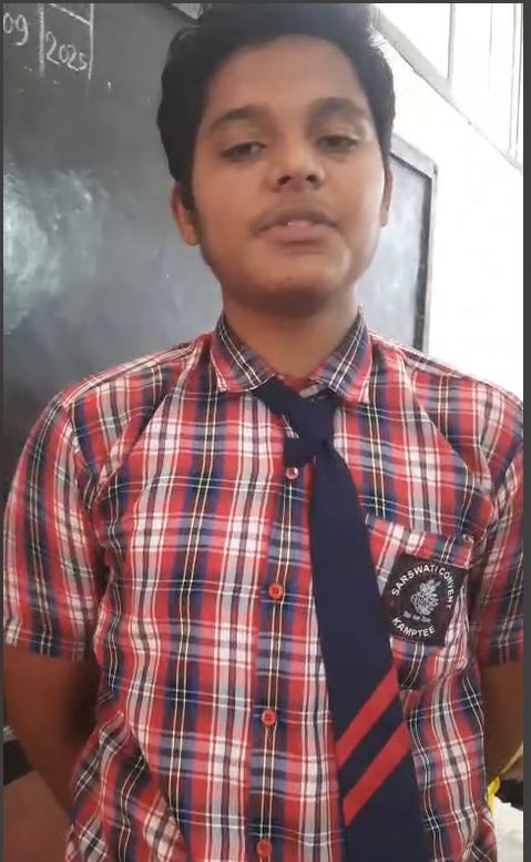 '图16:八年级学生施雷亚斯·蒂瓦里兴奋地表示:“法轮大法太棒了!”'