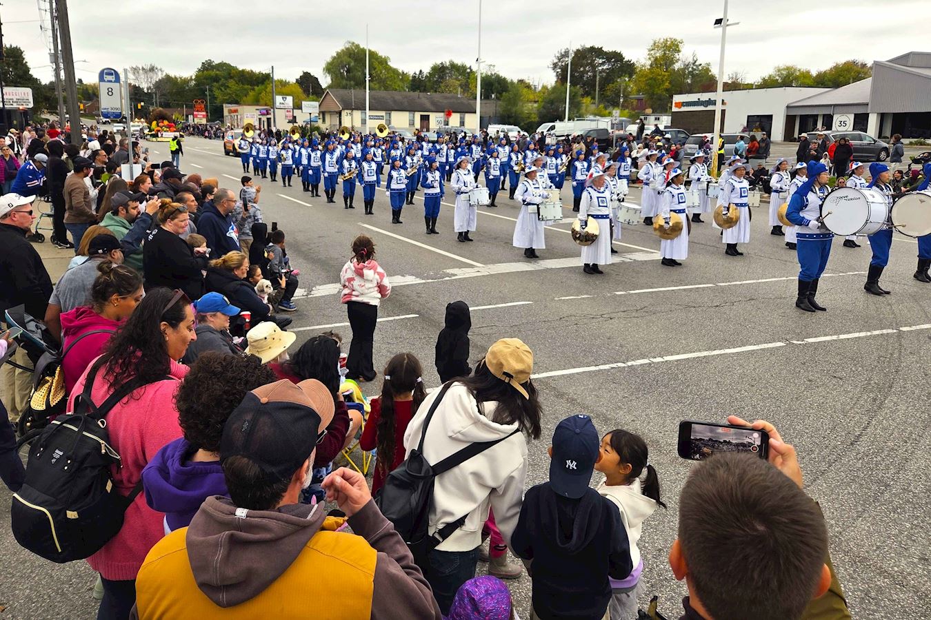 '图1~4:二零二五年十月十三日,加拿大多伦多法轮功学员组成的天国乐团应邀参加了基奇纳-滑铁卢慕尼黑啤酒节感恩节游行。'