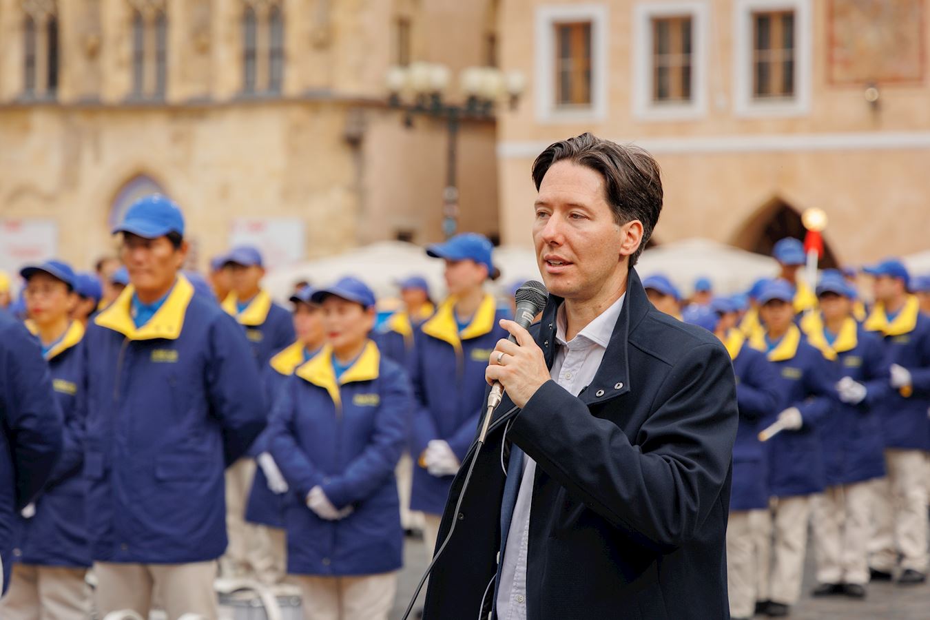 '图13:捷克法轮大法学会发言人雷奥什·斯特尔纳德在旧城广场发言。'