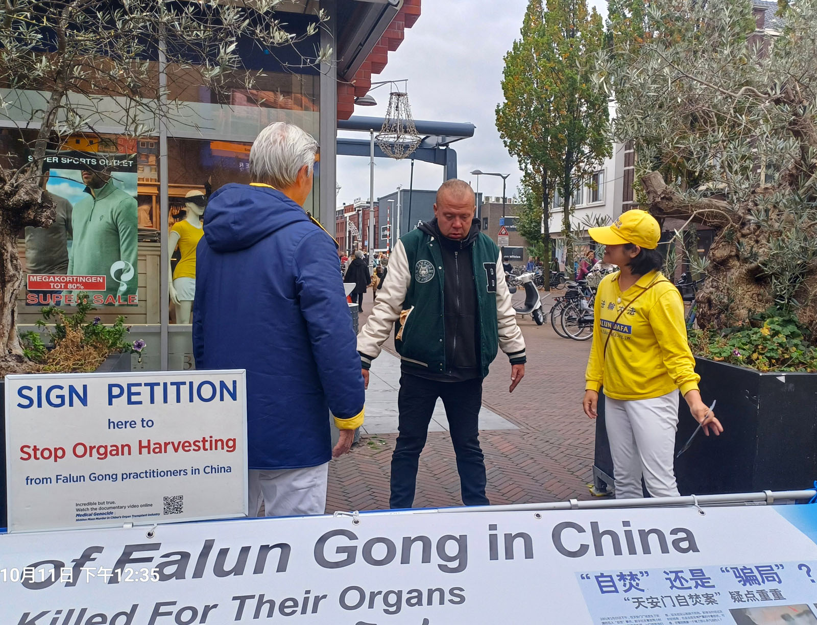 图3:游客在学炼法轮功第一套功法