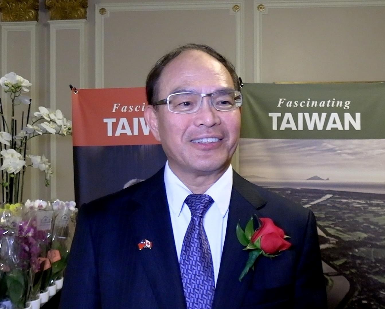 '图3:十月七日,台湾驻加拿大代表曾厚仁强烈谴责对神韵演出任何形式的暴力恐吓。'