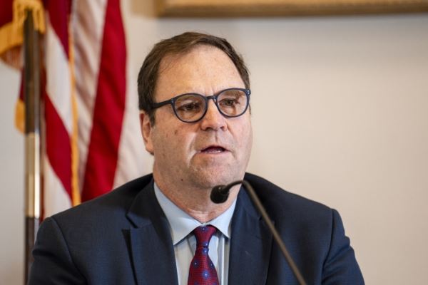 '图5:出版人白克森戴尔(Dean Baxendale)表示,必须立即推动C-70法案的实施,阻止中共对神韵的干扰。'