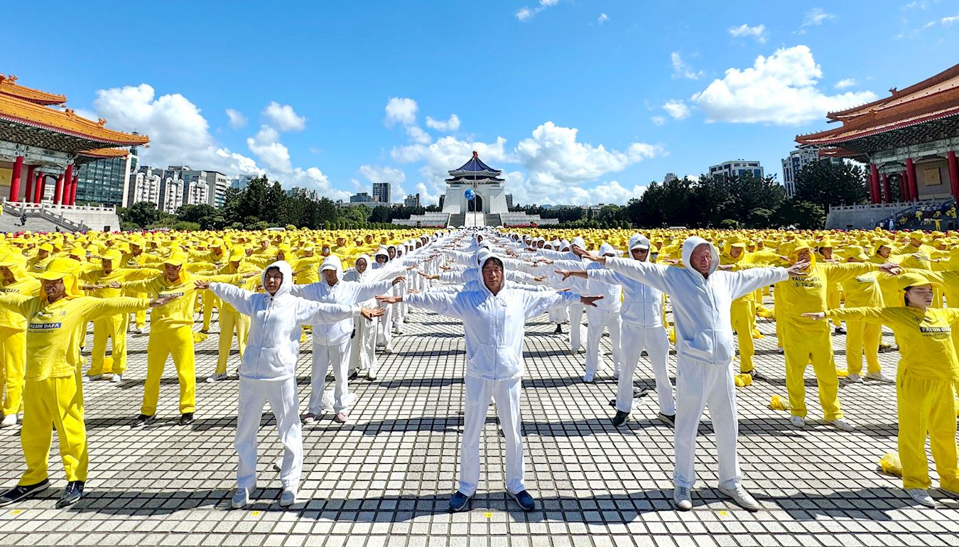 '图3~4:五千名法轮功学员于排字结束后,举行集体炼功。'