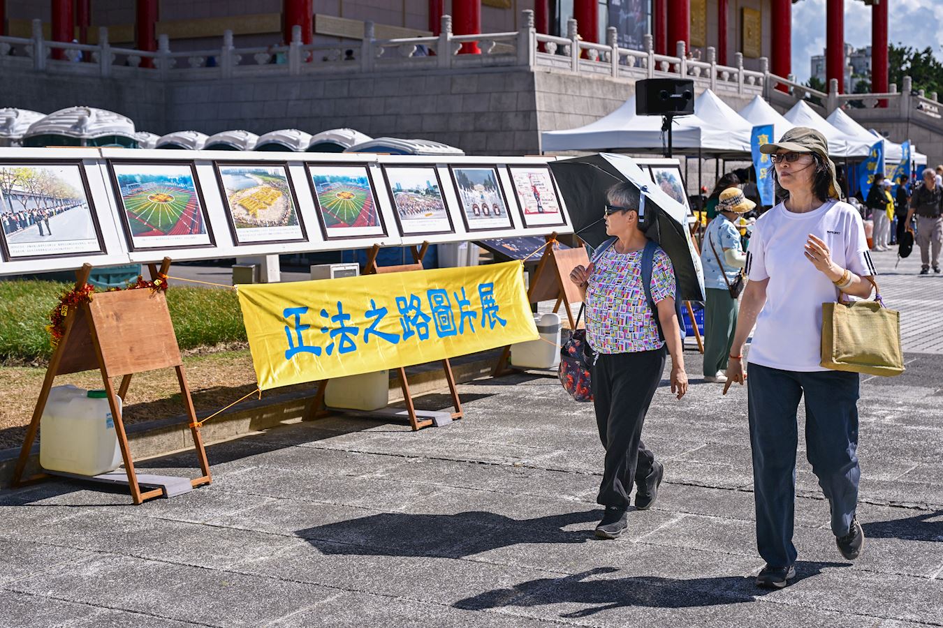 '图7~8:民众在真相展板前,了解法轮功真相。'