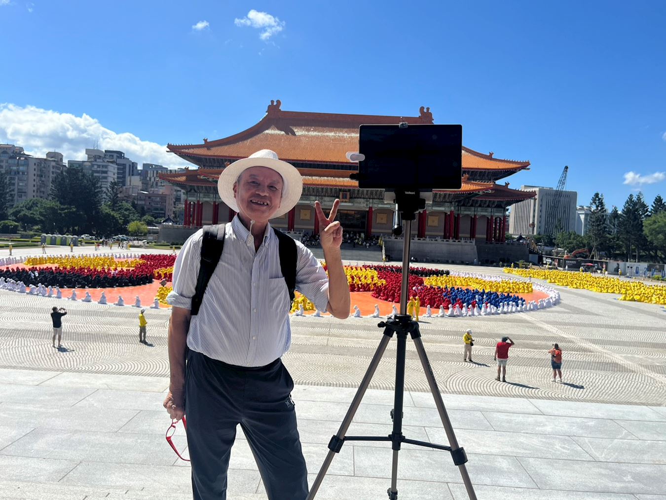 '图10:台北的蔡先生在拍摄现场排字画面。'