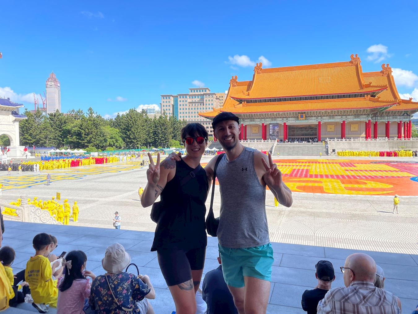 '图15:意大利一对情侣,对于中共迫害好人,觉得不可思议。'