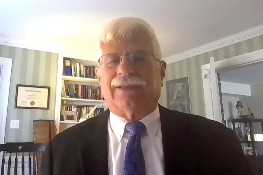 '图6:美国前助理国务卿罗伯特·德斯特罗在发言'