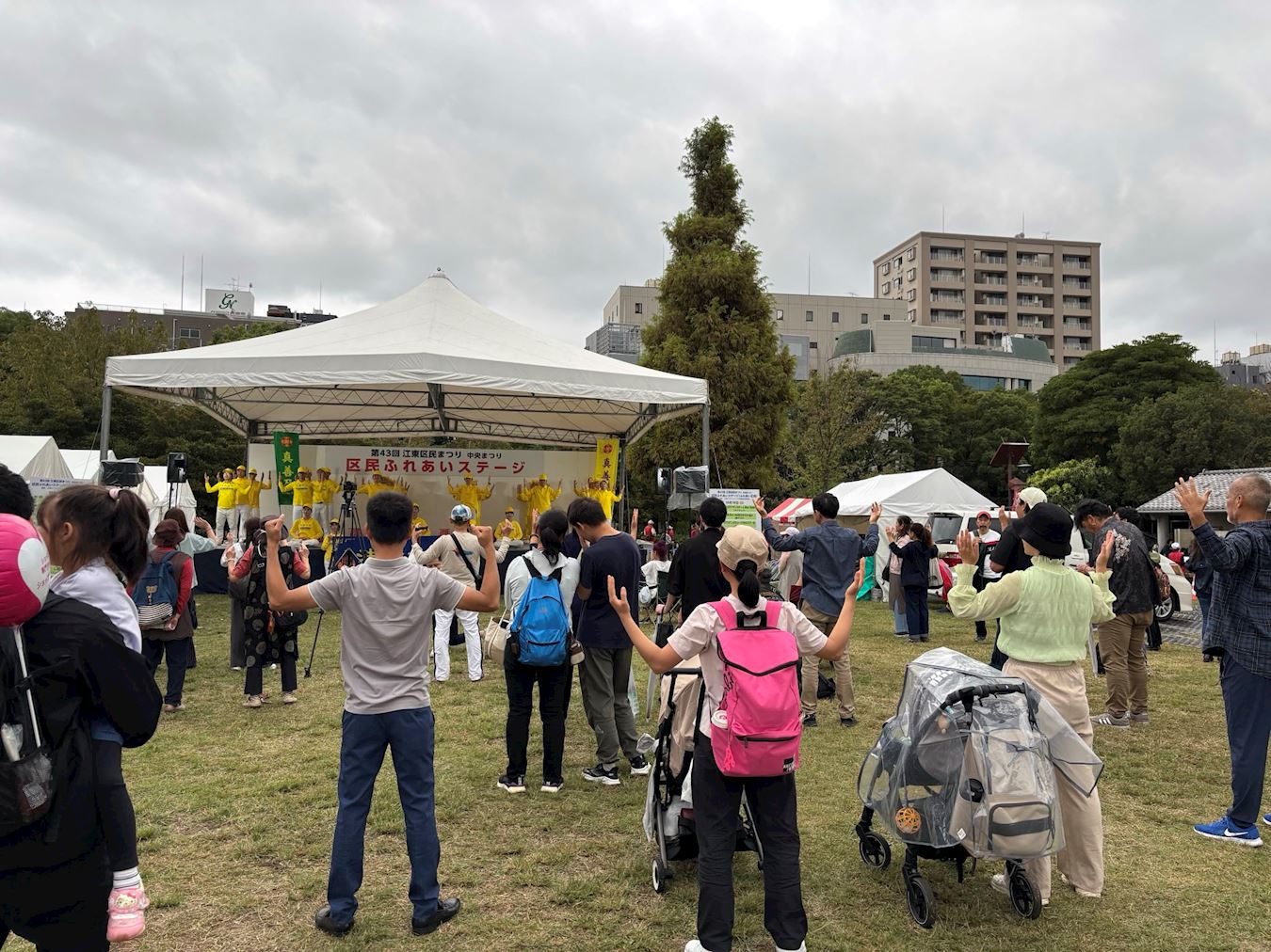 '图3:台下一起学炼动作的观众'