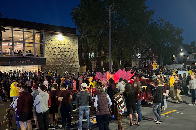 图1~8:二零二五年十月十八日,明尼苏达大学法轮功双城俱乐部参加了一年一度的明尼苏达大学返校日游行,受到沿街观众的热烈欢迎。