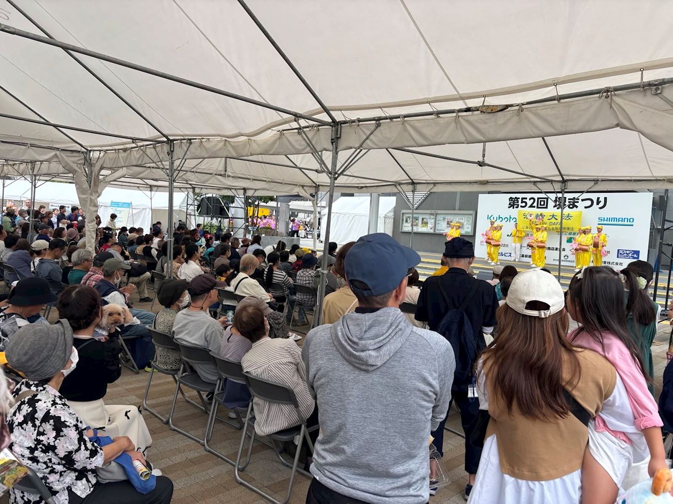 '图3:观众观看舞台演出'