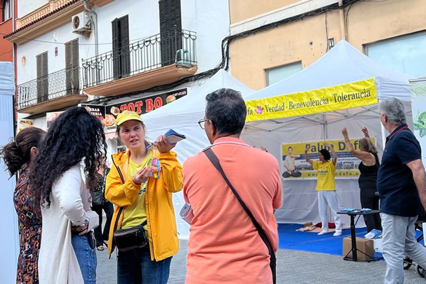 '图1~4:法轮功学员在西班牙马略卡岛“大地”集市弘法。'