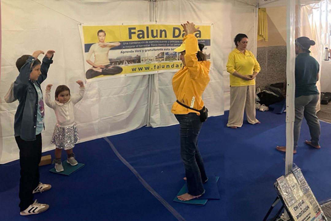 '图5~8:舒缓悠扬的法轮功音乐和”缓、慢、圆“的功法展示,吸引着路人观看,不少人现场学功。'