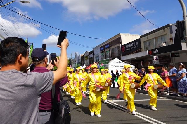 '图12~13:十月十八日,法轮功团体参加了悉尼北部伊斯特伍德庆祝其40周年游行活动。'