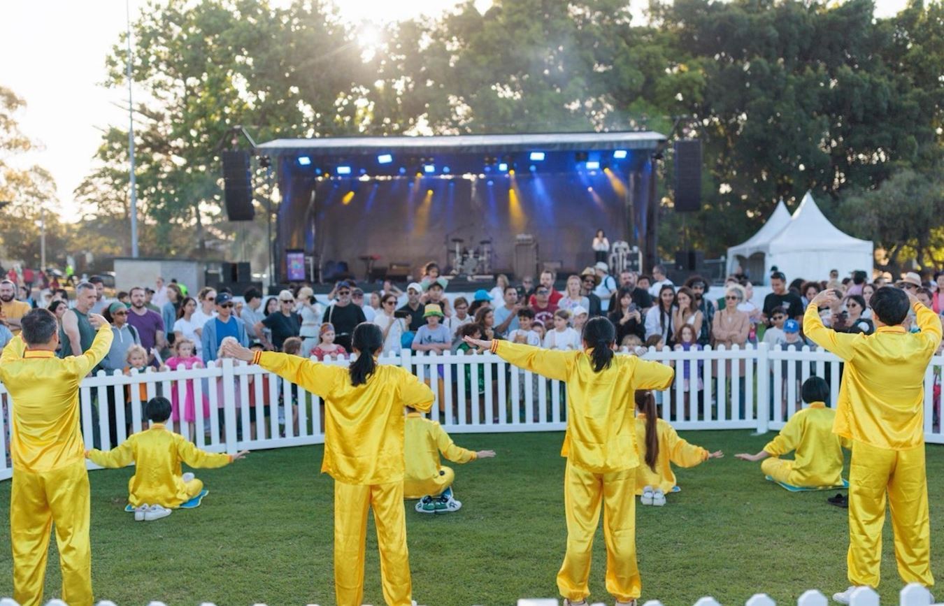 '图15:十月十八日,法轮功学员在演示法轮功缓、慢、圆的五套功法。'