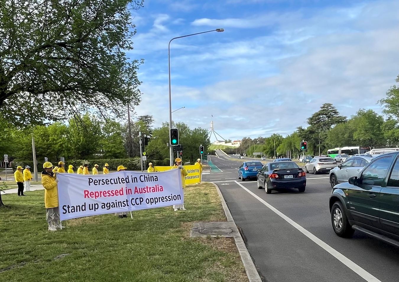 '图5~8:来自澳洲各地的部份学员连续数日在上班高峰期间,在堪培拉市中心展示真相横幅和法轮功五套功法,并征集反迫害签名。'