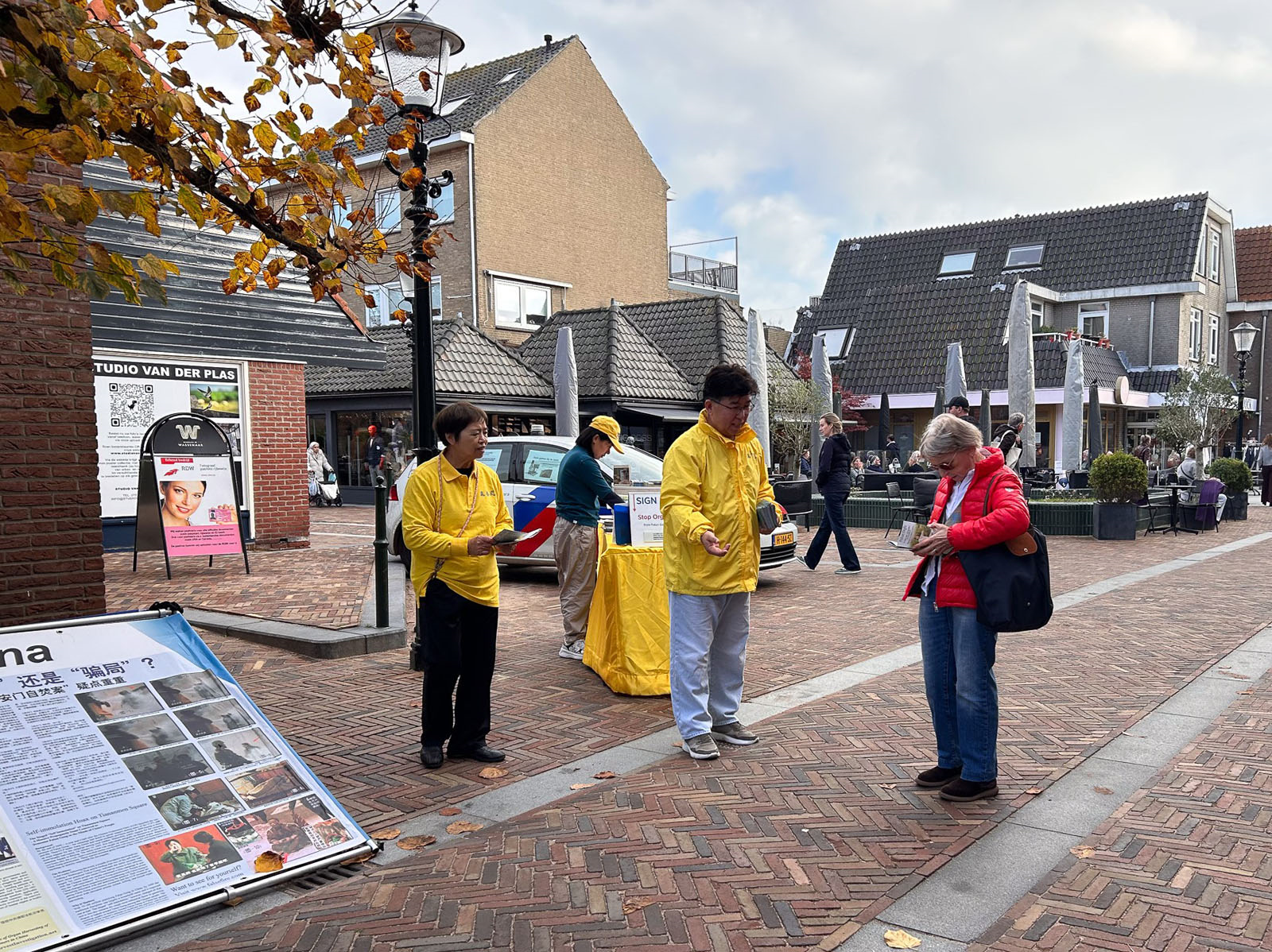 图5~7:法轮功学员在向民众传播真相