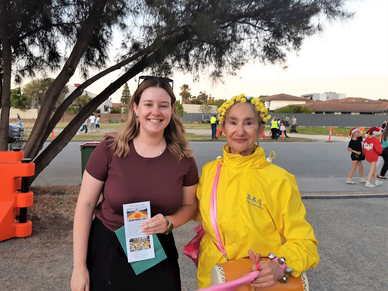 '图13：海莉（Hayley）（左）对法轮功学员的游行和表演赞不绝口。'