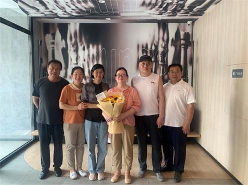 '结束冤狱当天，刘丽杰离开黑龙江省女子监狱的合影'