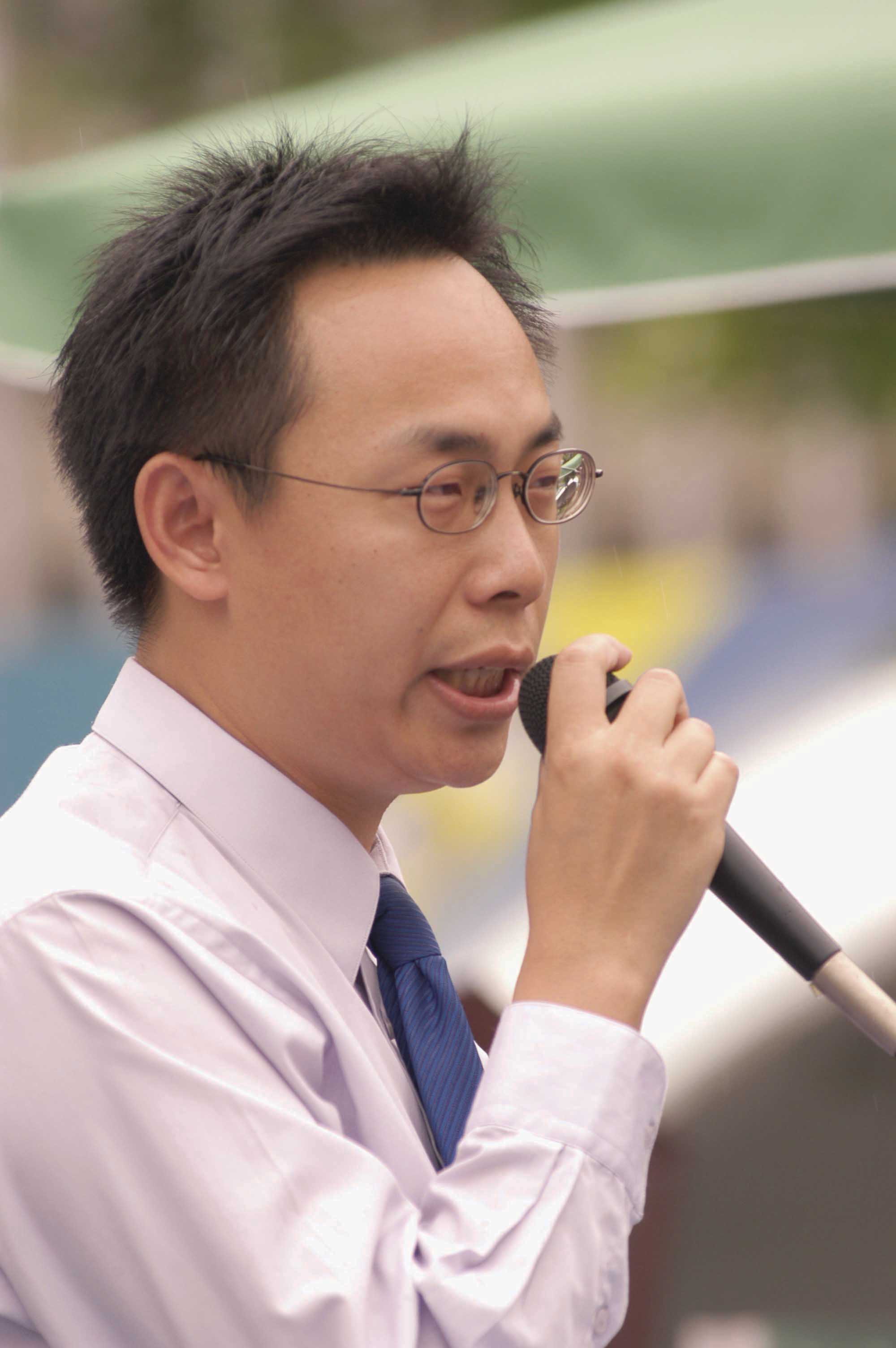 Secretary-General Liu <b>Bin-Hua</b> from the Taiwan Association for Rescuing Falun ... - tw-protest-05